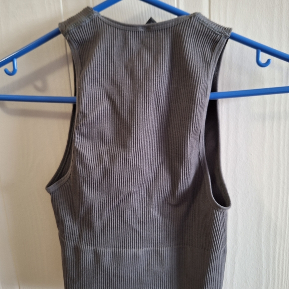 Gray Ribbed V-Neck Cropped Tank Top - Picture 2 of 4